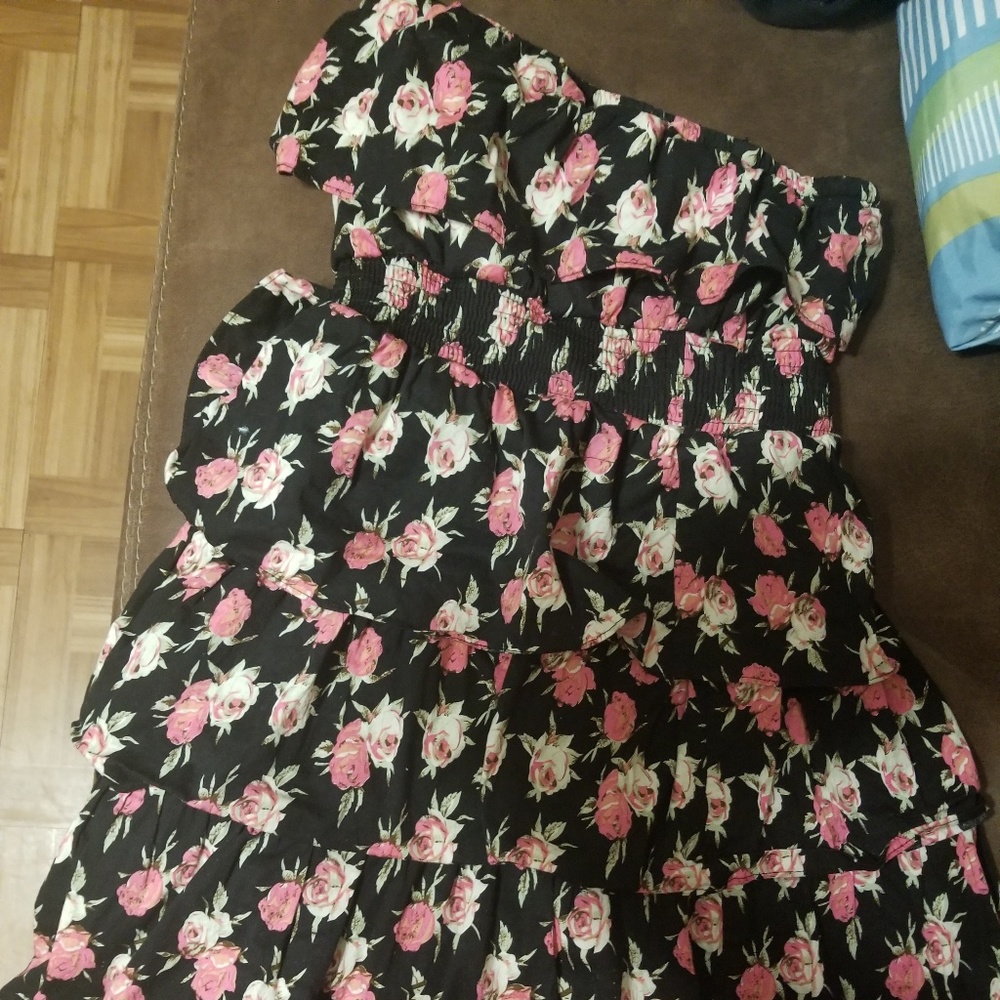 Strapless ruffled dress with rose design